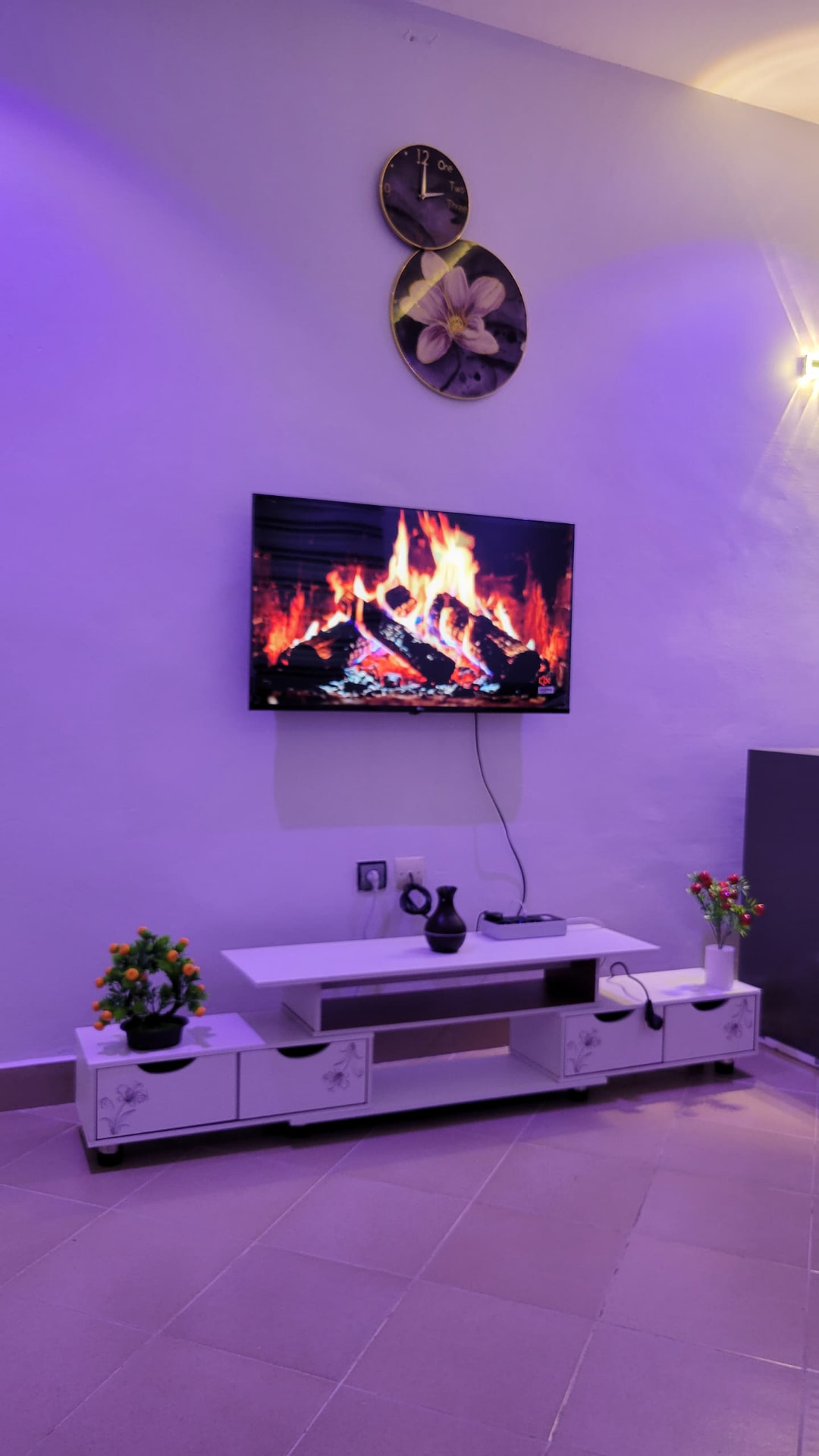 Téléviseur mural et meuble blanc dans le séjour